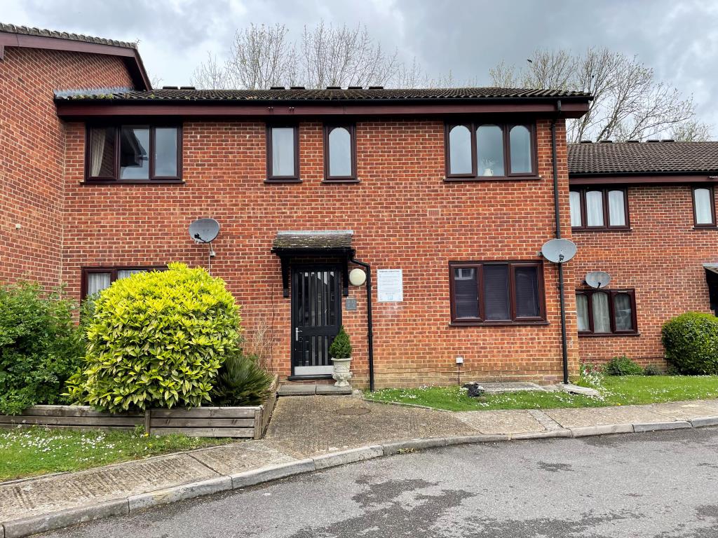 Lot: 82 - VACANT FLAT WITH PARKING IN TOWN CENTRE - main front elevation of property from driveway